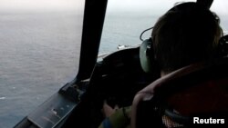 Pilot Kraljevskog kanadskog vazduhoplovstva osmatra okean u potrazi sa nestalom podmornicom OceanGate, 20. juna 2023. 