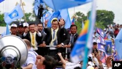 លោក​សម​ រង្ស៊ី ​ប្រធាន​គណបក្ស​សង្គ្រោះ​ជាតិ​​ បាន​ផ្ញើ​​លិខិត​មួយ​ផ្ញើ​ជូន​លោក​ជា ​ស៊ីម​ ប្រធាន​គណបក្ស​ប្រជាជន​កម្ពុជាដោយ​សរសេរ​​​ថា​​«គណបក្ស​សង្គ្រោះ​ជាតិ​ស្នើ​សុំ​ឲ្យ​មាន​កិច្ច​ប្រជុំ​ក្រុម​ការងារ​នៃ​គណបក្ស​សង្រ្គោះ​ជាតិ​ និង​គណបក្ស​ប្រជាជន​កម្ពុជា​ជា​បន្ទាន់»​​ដើម្បី​ដោះ​ស្រាយ​ភាព​មិន​ប្រក្រតី​នៃ​ការ​បោះឆ្នោត​កាល​ពី​ថ្ងៃទី​២៨​ខែ​កក្កដា​ ឆ្នាំ​២០១៣។​​