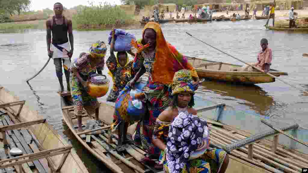  Wasu matan Fulani suna tsallake tafkin Chadi.