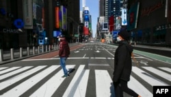 နယူးယောက်မြို့ Time Square အနီး လမ်းဖြတ်ကူးနေသော လူတချို့ (သတင်းဓာတ်ပုံ - မတ် ၂၂၊ ၂၀၂၀)