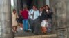 Des Chagossiens, menés par Olivier Bancoult (c) se trouvent devant le bureau du premier ministre mauricien à Port Louis, Maurice, le 3 octobre 2024, après avoir appris que le Royaume-Uni avait accepté de transférer la souveraineté des îles Chagos à l'île Maurice.