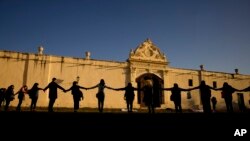 ARCHIVO: Mujeres reunidas alrededor del Convento de San Bernardo en apoyo a las monjas de clausura que acusaron al arzobispo de Salta y a otros jerarcas de la Iglesia de violencia física y psicológica de género en Salta, Argentina, el 3 de mayo de 2022.