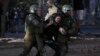 Oficiales de la policía detienen a un manifestante durante una protesta en Santiago, Chile, el sábado 7 de diciembre de 2019.