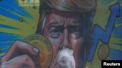 После претседателските избори во САД, цената на биткоинот значително порасна (Фото: Илустрација од Доналд Трамп во Хонг Конг)