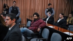 Fernando Sabag Montiel (Centro) y Nicolás Carrizo (derecha), dos de los acusados ​​del intento de asesinato de la exvicepresidenta argentina Cristina Fernández de Kirchner, asisten al juicio en el juzgado de Comodoro Py en Buenos Aires el 26 de junio de 2024.