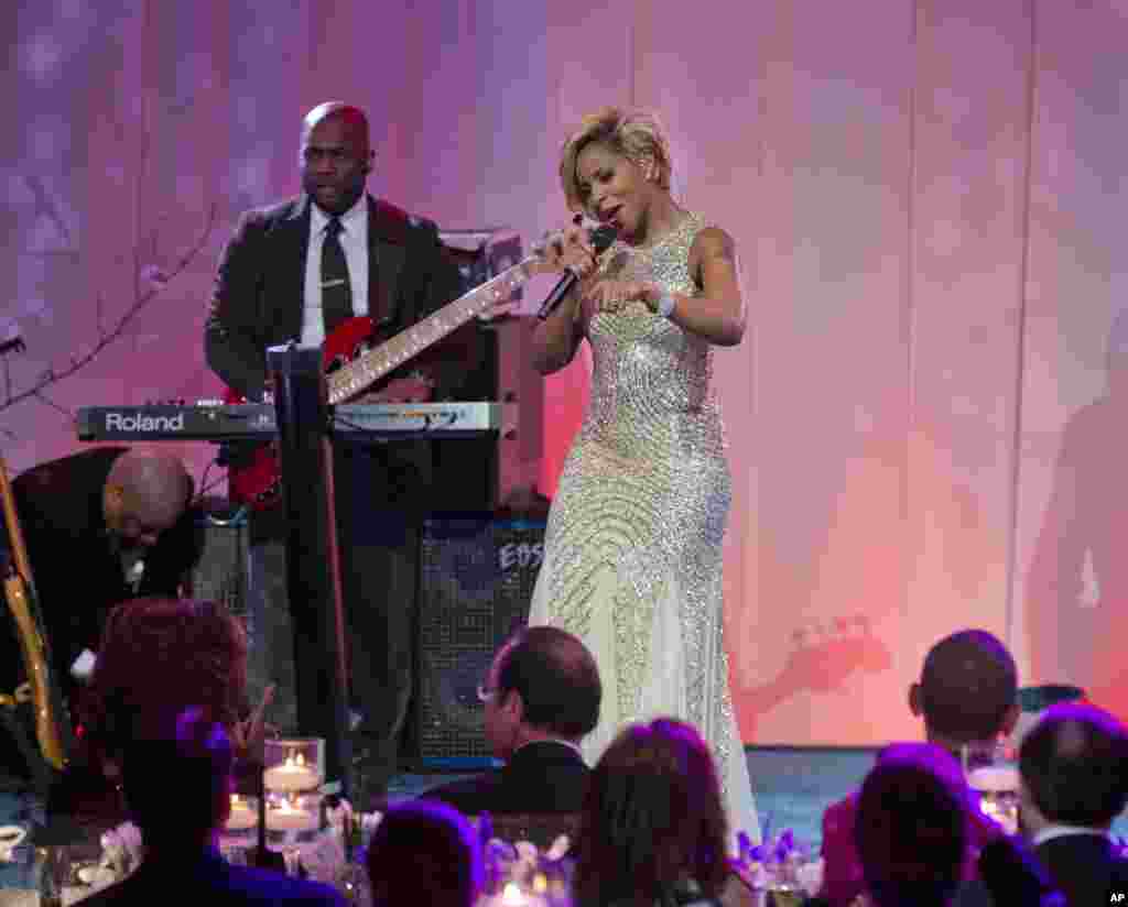 Mary J. Blige performs on stage at the State Dinner for French President President Francois Hollande at the White House, Feb. 11, 2014.