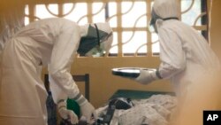 Dr. Kent Brantly, kiri, merawat pasien Ebola di Liberia