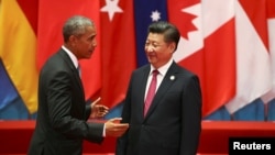 Presiden China Xi Jinping (kanan) dan Presiden AS Barack Obama pada KTT G20 Summit di Hangzhou, Zhejiang, China, Minggu (4/9). 