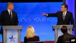 Donald Trump (kiri) dan Ted Cruz dalam debat kandidat Capres partai Republik di Manchester, N.H. (foto: dok). Trump dan Cruz bersaing ketat di South Carolina.