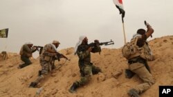 Para pejuang dari kelompok milisi Syiah Irak bertempur melawan militan ISIS di pinggiran Fallujah, provinsi Anbar, Irak utara (foto: dok). ISIS sering menarget sasaran kelompok dan warga Syiah dalam serangan mereka di Irak.