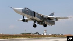 Pesawat tempur Rusia, SU-24M lepas landas dari pangkalan udara Hmeimim di Suriah untuk menggempur sasaran pemberontak (6/10).
