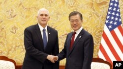 평창 동계올림픽 개막식 참석차 한국을 방문한 마이크 펜스 미국 부통령(왼쪽)이 8일 청와대에서 문재인 한국 대통령과 만남을 가졌다.