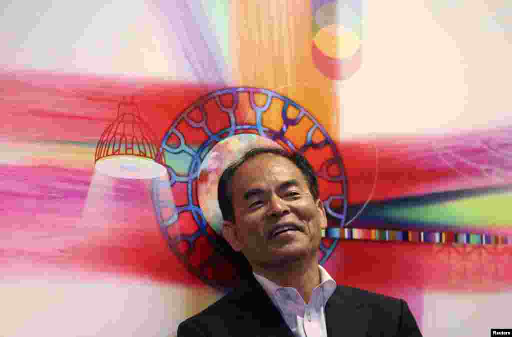 Shuji Nakamura listens to speakers at a news conference at SORAA, the company he co-founded, a day after winning the 2014 Nobel Prize for Physics, in Fremont, California, Oct. 8, 2014.