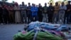 Palestinos rezan junto a los cuerpos de sus familiares muertos en el bombardeo israelí de la Franja de Gaza en el Hospital Al-Aqsa en Deir al-Balah, el 19 de diciembre de 2024.