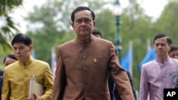 FILE - Thai Prime Minister Prayuth Chan-ocha, center, arrives at the government house in Bangkok, Thailand, Tuesday, Sept. 1, 2015. 