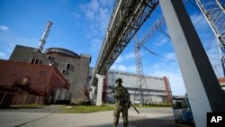 ARHIVA - Ruski vojnik ispred ukrajinske nuklearne elektrane Zaporožje (Foto: AP)