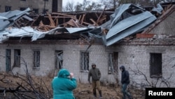 ARCHIVO - Residentes caminan en el lugar de un ataque con misiles rusos en Dnipro, el 21 de noviembre de 2025.