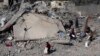 Palestinci posmatraju posledice razaranja, nakon izraelskog udara na Rafu, na jugu Pojasa Gaze, 29. decembar 2023.