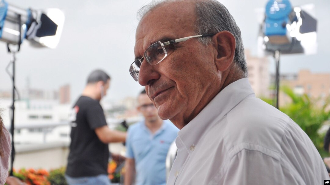 Chief peace negotiator for the Colombian government, Humberto De la Calle, talks to an aide in Barranquilla, Colombia, Sept. 14, 2016.