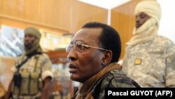 Le président tchadien Idriss Deby Itno donne une conférence de presse après une réunion avec le ministre français de la Défense à Ndjamena, le 6 février 2008. 
