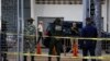 Miembros de la Guardia Nacional y la Milicia Bolivariana de Venezuela montan guardia afuera de un colegio electoral durante las elecciones para gobernadores estatales y alcaldes locales en Caracas, el 21 de noviembre de 2021.