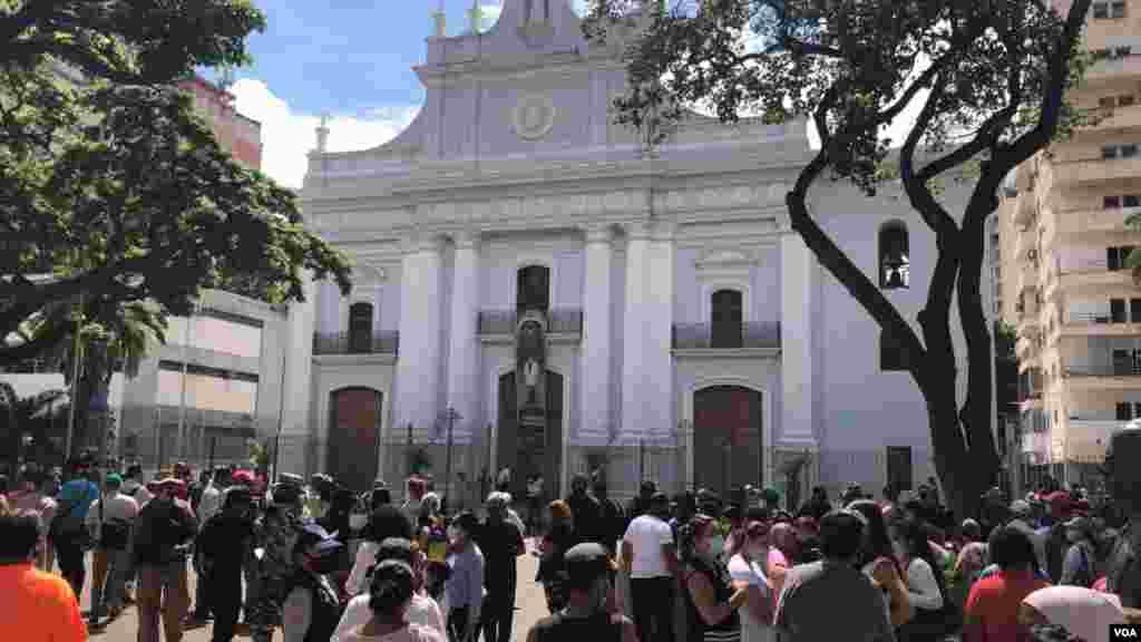 A pesar de que no pudieron asistir, los creyentes venezolanos se concentraron este viernes a las afueras de la Iglesia Nuestra Señora de la Candelaria, en Caracas, donde reposan los restos del médico.