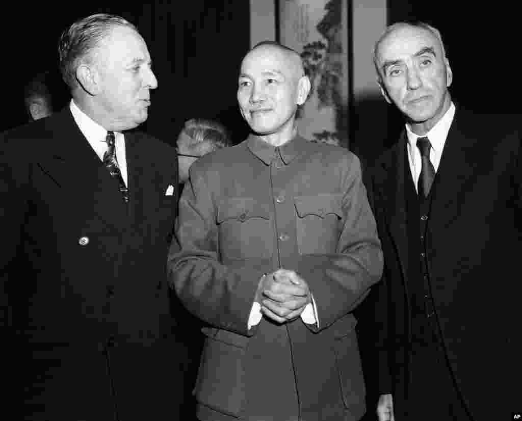 1948年12月16日,中国领导人蒋介石和美国大使司徒雷登(右)在南京。司徒雷登的父母是早期到中国的美国传教士。司徒雷登出生于杭州,会说杭州话。