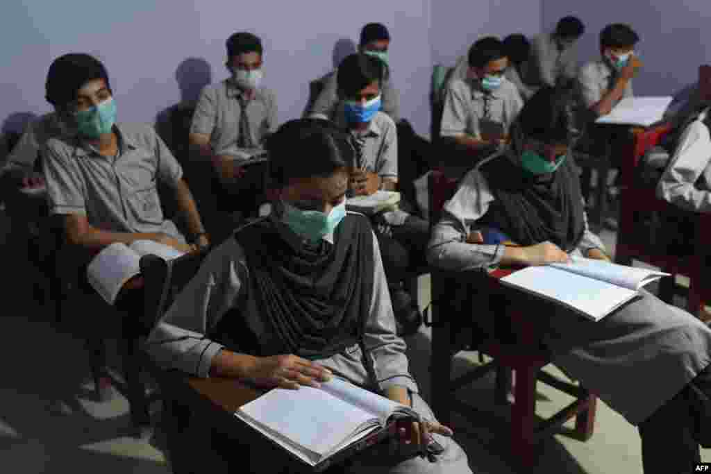 کراچی سمیت سندھ بھر میں نویں تا بارھویں جماعت کے طلبہ کے لیے تعلیمی ادارے 15 ستمبر کو کھل گئے تھے۔ ان میں معمول کے مطابق تدریس جاری ہے۔