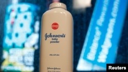 ARSIP – Sebotol bedak bayi Johnson & Johnson tampak dalam ilustrasi foto yang diambil di New York, 24 Februari 2016 (foto: REUTERS/Shannon Stapleton/Ilustrasi/Foto Arsip)