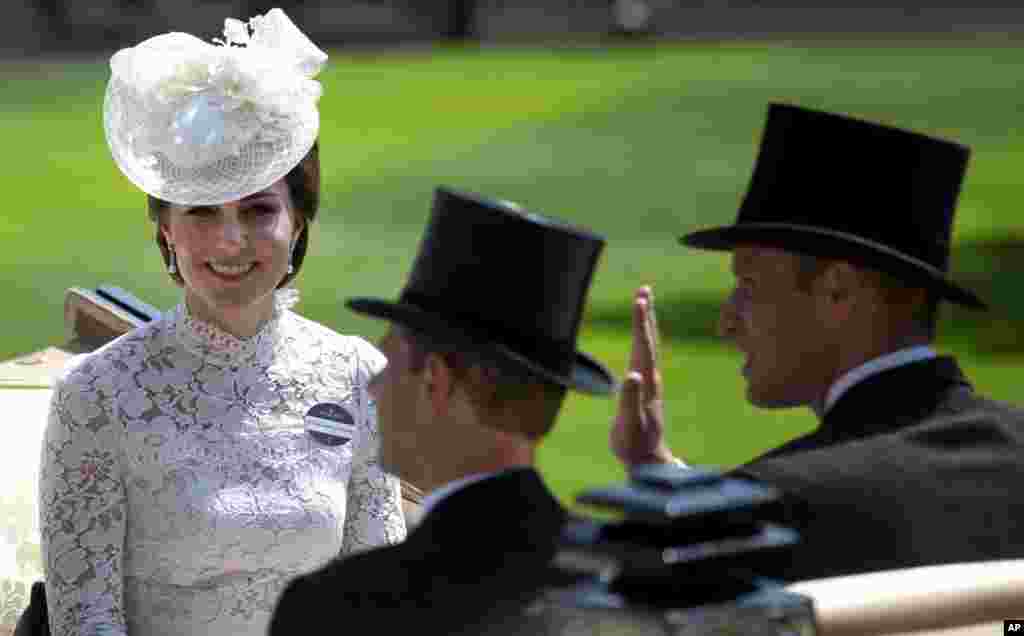 Uwargida Kate ta Cambridge (Hagu) tana murmushi yayin da take tafiya tare da Yarima William da Yarima Edward a lokacin gasar tseren dawakai a Ascot Ingila 