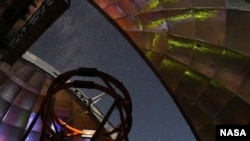 Vista desde el interior de la cúpula de la Instalación del Telescopio Infrarrojo de la NASA sobre el Mauna Kea de Hawai, durante una noche de observación. El telescopio se utilizará para medir el espectro infrarrojo del asteroide 2001 FO32.