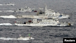 中国海监船6和日本海上保安厅巡逻舰在中国东海 (资料照片)