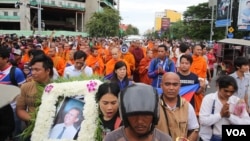 ក្បួនដង្ហែ​សពរបស់​លោកកែម ឡីត្រូវ​បាន​ធ្វើឡើង​នៅ​តាម​បណ្តោយផ្លូវព្រះមុនីវង្ស ក្រុង​ភ្នំពេញ កាលពី​ថ្ងៃទី១០ ខែ​កក្កដា ឆ្នាំ២០១៦។ (នៅ វណ្ណារិន/VOA)