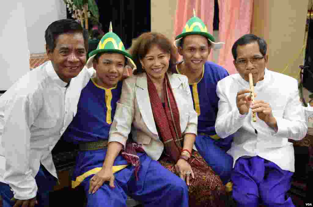 ក្រុមសិល្បកររបស់សមាគមន៍ Cambodian Community Day ថតរូប មុនពេលឡើងសម្តែងឈុតមួយនៅក្នុងរឿងទុំទាវ នៅវត្តពុទ្ធិការាម ក្នុងរដ្ឋ Maryland នៅថ្ងៃទី២៣ ខែកក្កដា ឆ្នាំ២០១៧។ (ណឹម សុភ័ក្រ្តបញ្ហា/VOA)