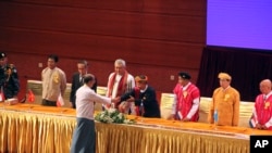 အောက်တိုဘာလက ကျင်းပတဲ့ အပစ်အခတ်ရပ်စဲရေး သဘောတူလက်မှတ်ရေးထိုးပွဲ သမ္မတဦးသိန်းစိန်တက်ရောက်နေစဉ်