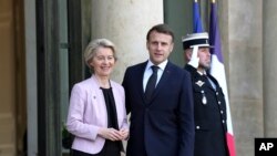 ប្រធានាធិបតីបារាំងលោក Emmanuel Macron ស្វាគមន៍ប្រធានគណៈកម្មការអឺរ៉ុបអ្នកស្រី Ursula von der Leyen នៅក្នុងជំនួបពិភាក្សាជាមួយនឹងមេដឹកនាំមកពីបណ្ដាប្រទេសនៅទ្វីបអឺរ៉ុបនៅថ្ងៃចន្ទនេះកាលពីថ្ងៃទី ១៧ កុម្ភៈ ឆ្នាំ២០២៥។