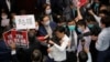 香港立法会泛民派议员在内务委员会主席选举会议上与保安和建制派议员发生推搡。（2020年5月8日）