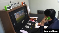 한반도 시각 3일 오후 3시 34분 경기도 파주시 판문점 공동경비구역(JSA) 내 연락사무소에서 한국측 연락관과 북측 연락관이 '남북직통전화'로 통화하고 있다.