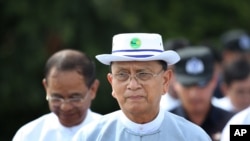 သမ္မတဦးသိန်းစိန် မန္တလေး ဦးပိန်တံတားကို ကြည့်ရှုစစ်ဆေးနေစဉ် 
