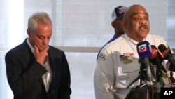 Kepala Kepolisian Chicago Inspektur Eddie Johnson berbicara dalam konferensi pers ditemani oleh Wali Kota Rahm Emanuel di Chicago, 6 Agustus 2018.
