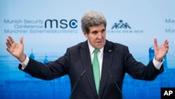 Menteri Luar Negeri John Kerry berbciara dalam Konferensi Keamanan Munich di Jerman selatan (1/2).