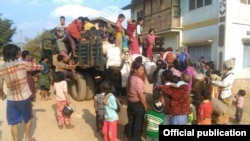 တိုက်ပွဲကြောင့် ရွာသားတွေ တိမ်းရှောင်နေကြစဉ်။ (TNLA news and information commitee)