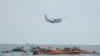 Sebuah pesawat TNI Angkatan Darat CN-235 terlihat dalam operasi pencarian dan penyelamatan penerbangan Sriwijaya Air SJ 182, di laut lepas pantai Jakarta, 14 Januari 2021. (Foto: Antara/M Risyal Hidayat via REUTERS)