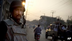 Un officier de police au centre-ville de Mingora, Swat Valley, au Pakistan, le 4 octobre 2013.