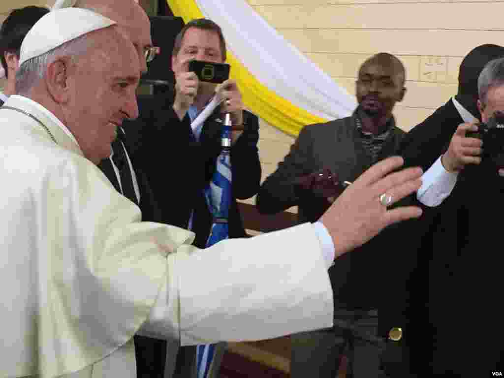 Fafaroma A Kan Hanyar Sa Ta Fita Daga Cocin St Joseph A Kangemi, Nuwamba 27, 2015. 