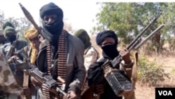 Sejumlah anggota kelompok "bandit" berpose di persembunyian mereka di kawasan hutan negara bagian Zamfara, Nigeria, 22 Februari 2021. (Foto: VOA)