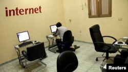 Un utilisateur d'Internet dans une salle de la compagnie de télécommunication dirigée par l'État à La Havane, le 4 juin 2013.
