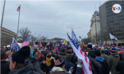 Partidarios del presidente Donald Trump muestran apoyo al mandatario justo cuando el Congreso de EE.UU. se dispone a confirmar al presidente electo Joe Biden, el miércoles 6 de enero de 2021. [Foto: Iacopo Luzi/VOA]