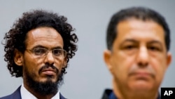 Ahmad Al Mahdi Al Faqi (kiri) saat memasuki ruang sidang Mahkamah Kejahatan Internasional di Den Haag, Belanda, 30 September 2015 (Foto: dok). 