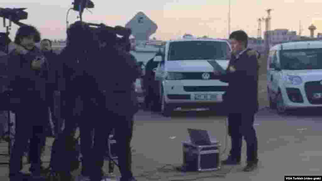 Television news crews, reporters and bystanders traveled to the border crossing at Akcakale, Turkey, the proposed site of a prisoner exchange involving Japan, Jordan and the Islamic State group.